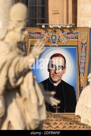 Portrait d'Oscar Romero à l'avant de la basilique Saint-Pierre. Le pape François dirige une messe pour une cérémonie de canonisation du pape Paul VI et de l'archevêque salvadorien martyr Oscar Romero sur la place Saint-Pierre au Vatican, le 14 octobre 2018. Lors d'une cérémonie devant des dizaines de milliers de personnes, François a déclaré les deux hommes saints avec cinq autres personnes moins connues qui sont nées en Italie, en Allemagne et en Espagne aux XVIIIe et XIXe siècles. Photo: Eric Vandeville/ABACAPRESS.COM Banque D'Images