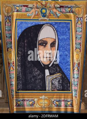 Portrait de Maria Khatarina Kasper (Allemagne) à l'avant de la basilique Saint-Pierre. Le pape François dirige une messe pour une cérémonie de canonisation du pape Paul VI et de l'archevêque salvadorien martyr Oscar Romero sur la place Saint-Pierre au Vatican, le 14 octobre 2018. Lors d'une cérémonie devant des dizaines de milliers de personnes, François a déclaré les deux hommes saints avec cinq autres personnes moins connues qui sont nées en Italie, en Allemagne et en Espagne aux XVIIIe et XIXe siècles. Photo: Eric Vandeville/ABACAPRESS.COM Banque D'Images