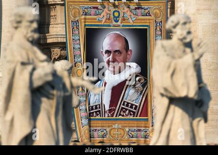 Portrait de Paul VI sur le devant de la basilique Saint-Pierre. Le pape François dirige une messe pour une cérémonie de canonisation du pape Paul VI et de l'archevêque salvadorien martyr Oscar Romero sur la place Saint-Pierre au Vatican, le 14 octobre 2018. Lors d'une cérémonie devant des dizaines de milliers de personnes, François a déclaré les deux hommes saints avec cinq autres personnes moins connues qui sont nées en Italie, en Allemagne et en Espagne aux XVIIIe et XIXe siècles. Photo: Eric Vandeville/ABACAPRESS.COM Banque D'Images