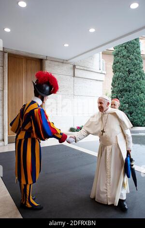 Le Pape François salue une garde suisse lorsqu'il arrive au Synode Hall pour assister à une session de la XV Assemblée générale ordinaire du Synode des Evêques sur les jeunes, la foi et le discernement professionnel le 11 octobre 2018 au Vatican. Photo par ABACAPRESS.COM Banque D'Images