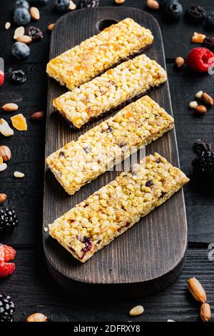 En-cas de dessert cru sain. Repas de fitness. Gressins faits maison avec lin, tournesol, graines de citrouille, sur une table en bois noir Banque D'Images