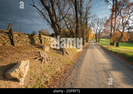 La route pittoresque de campagne serpente le long de Bull Run Mountain dans le Piémont de Virginie. Banque D'Images