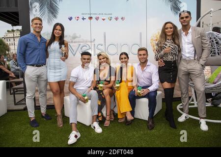 Victoria Eklund et Jacob Olsson de Suède, Megan Barton-Hanson et Wes Nelson du Royaume-Uni, Josh Moss et Amelia Marni de l'Australie et Marcellino Kremers et Tracey Candela de l'Allemagne assistent à la séance photo de l'île Love dans le cadre du MIPCOM 2018 le 15 octobre 2018 à Cannes, en France. Photo de Marco Piovanotto/ABACAPRESS.COM Banque D'Images