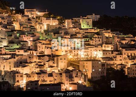 Casares, Malaga, Espagne: Un village blanc dans l'ouest de la Costa del sol en hiver la nuit Banque D'Images