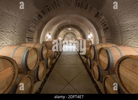 Le vin est stocké dans des barils de bois jusqu'à l'âge et ferment dans une zone de stockage souterraine à RDV Vineyards. Banque D'Images