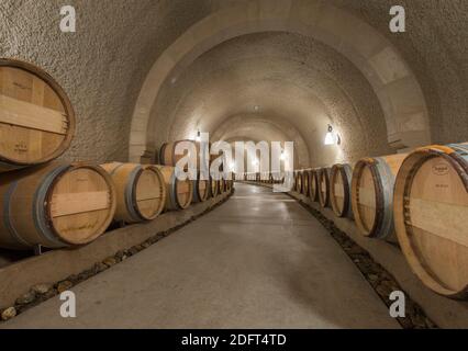 Le vin est stocké dans des barils de bois jusqu'à l'âge et ferment dans une zone de stockage souterraine à RDV Vineyards. Banque D'Images