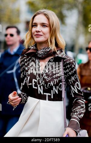 Street style, Natalia Vodianova arrivant à Valentino printemps été 2019 prêt-à-porter spectacle, tenu à Invalides, à Paris, France, le 30 septembre 2018. Photo de Marie-Paola Bertrand-Hillion/ABACAPRESS.COM Banque D'Images