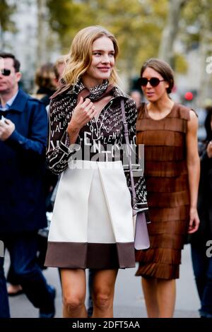 Street style, Natalia Vodianova arrivant à Valentino printemps été 2019 prêt-à-porter spectacle, tenu à Invalides, à Paris, France, le 30 septembre 2018. Photo de Marie-Paola Bertrand-Hillion/ABACAPRESS.COM Banque D'Images