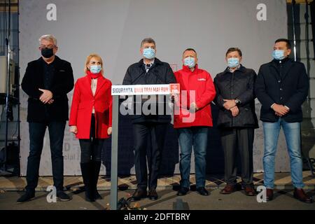 Bucarest, Roumanie. 6 décembre 2020. Marcel Ciolacu (3e L), dirigeant du Parti social-démocrate (PSD) de Roumanie, s'adresse aux médias après le premier sondage de sortie au siège social du PSD à Bucarest, en Roumanie, le 6 décembre 2020. Le Parti social-démocrate (PSD), principal parti d'opposition de Roumanie, devrait remporter le plus grand nombre de votes aux élections législatives quadriennales du pays dimanche, selon un sondage de sortie surprenant lancé conjointement par les agences de vote CURS et Avangarde, dont le vote a pris fin à 9 h 00 heure locale (1900 GMT). Credit: Cristian Cristel/Xinhua/Alay Live News Banque D'Images