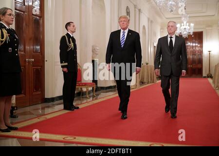 WASHINGTON, DC - OCTOBRE 25 : (AFP OUT) le président américain Donald Trump (L) et le secrétaire à la Défense James Mattis arrivent pour un événement commémorant le 35e anniversaire de l'attaque contre les casernes de Beyrouth dans la salle est de la Maison Blanche le 25 octobre 2018 à Washington, DC. Le 23 octobre 1983, deux bombes-camions ont frappé les bâtiments abritant les casques bleus de la Force multinationale au Liban (MNF), tuant 241 soldats américains et 58 Français et 6 civils. Photo de Chip Somodevilla/ABACAPRESS.COM Banque D'Images