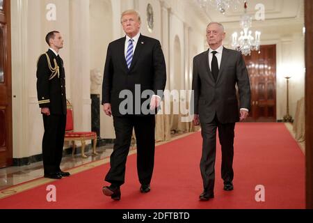 WASHINGTON, DC - OCTOBRE 25 : (AFP OUT) le président américain Donald Trump (L) et le secrétaire à la Défense James Mattis arrivent pour un événement commémorant le 35e anniversaire de l'attaque contre les casernes de Beyrouth dans la salle est de la Maison Blanche le 25 octobre 2018 à Washington, DC. Le 23 octobre 1983, deux bombes-camions ont frappé les bâtiments abritant les casques bleus de la Force multinationale au Liban (MNF), tuant 241 soldats américains et 58 Français et 6 civils. Photo de Chip Somodevilla/ABACAPRESS.COM Banque D'Images