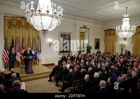 WASHINGTON, DC - OCTOBRE 25: AFP OUT le président américain Donald Trump organise une réception commémorant le 35e anniversaire de l'attaque contre la caserne de Beyrouth avec le secrétaire à la Défense James Mattis (L) dans la salle est de la Maison Blanche le 25 octobre 2018 à Washington, DC. Le 23 octobre 1983, deux bombes-camions ont frappé les bâtiments abritant les casques bleus de la Force multinationale au Liban (MNF), tuant 241 soldats américains et 58 Français et 6 civils. Photo de Chip Somodevilla/ABACAPRESS.COM Banque D'Images