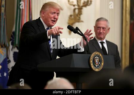 WASHINGTON, DC - OCTOBRE 25: AFP OUT le président américain Donald Trump organise une réception commémorant le 35e anniversaire de l'attaque contre la caserne de Beyrouth avec le secrétaire à la Défense James Mattis (R) dans la salle est de la Maison Blanche le 25 octobre 2018 à Washington, DC. Le 23 octobre 1983, deux bombes-camions ont frappé les bâtiments abritant les casques bleus de la Force multinationale au Liban (MNF), tuant 241 soldats américains et 58 Français et 6 civils. Photo de Chip Somodevilla/ABACAPRESS.COM Banque D'Images