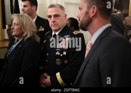 WASHINGTON, DC - OCTOBRE 25: AFP OUT le général Mark Milley (C), chef d'état-major de l'armée américaine, arrive pour un événement commémorant le 35e anniversaire de l'attaque contre la caserne de Beyrouth dans la salle est de la Maison Blanche le 25 octobre 2018 à Washington, DC. Le 23 octobre 1983, deux bombes-camions ont frappé les bâtiments abritant les casques bleus de la Force multinationale au Liban (MNF), tuant 241 soldats américains et 58 Français et 6 civils. Photo de Chip Somodevilla/ABACAPRESS.COM Banque D'Images