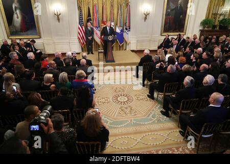 WASHINGTON, DC - 25 OCTOBRE : (AFP OUT) le président américain Donald Trump organise une réception commémorant le 35e anniversaire de l'attaque contre les casernes de Beyrouth avec le secrétaire à la Défense James Mattis (L) dans la salle est de la Maison Blanche le 25 octobre 2018 à Washington, DC. Le 23 octobre 1983, deux bombes-camions ont frappé les bâtiments abritant les casques bleus de la Force multinationale au Liban (MNF), tuant 241 soldats américains et 58 Français et 6 civils. Photo de Chip Somodevilla/ABACAPRESS.COM Banque D'Images