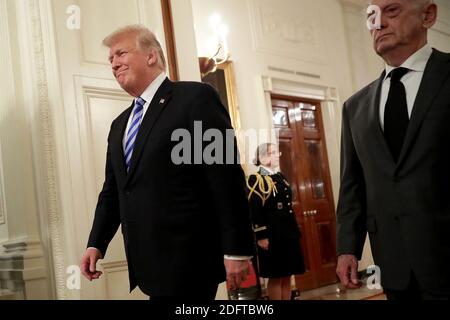 WASHINGTON, DC - OCTOBRE 25 : (AFP OUT) le président américain Donald Trump (L) et le secrétaire à la Défense James Mattis arrivent pour un événement commémorant le 35e anniversaire de l'attaque contre les casernes de Beyrouth dans la salle est de la Maison Blanche le 25 octobre 2018 à Washington, DC. Le 23 octobre 1983, deux bombes-camions ont frappé les bâtiments abritant les casques bleus de la Force multinationale au Liban (MNF), tuant 241 soldats américains et 58 Français et 6 civils. Photo de Chip Somodevilla/ABACAPRESS.COM Banque D'Images