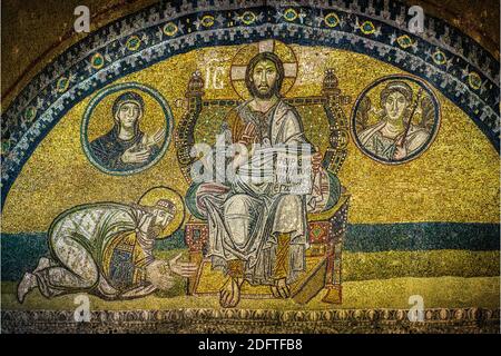 Mosaïque de l'empereur Léon VI s'agenouillant devant le Christ pantocrator à la porte de l'empereur à Sainte-Sophie, Istanbul, 9 octobre 2013 Banque D'Images