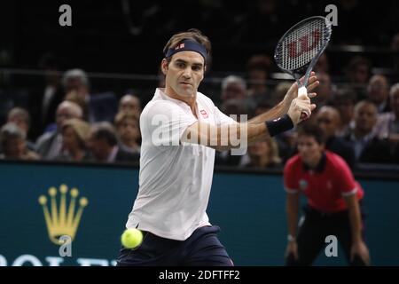 Roger Federer de Suisse jouant en 1/8 de la finale des Rolex tennis Masters 2018, à la AccorHotels Arena, Paris, France le 1er novembre 2018. Photo de Henri Szwarc/ABACAPRESS.COM Banque D'Images