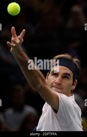 Roger Federer de Suisse jouant en 1/8 de la finale des Rolex tennis Masters 2018, à la AccorHotels Arena, Paris, France le 1er novembre 2018. Photo de Henri Szwarc/ABACAPRESS.COM Banque D'Images