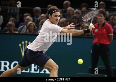 Roger Federer de Suisse jouant en 1/8 de la finale des Rolex tennis Masters 2018, à la AccorHotels Arena, Paris, France le 1er novembre 2018. Photo de Henri Szwarc/ABACAPRESS.COM Banque D'Images