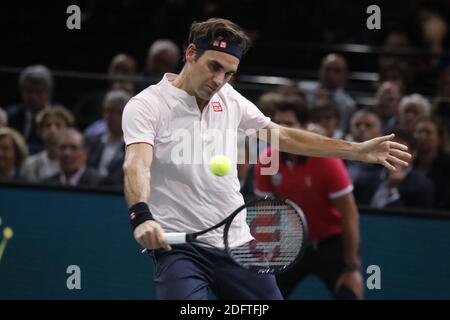 Roger Federer de Suisse jouant en 1/8 de la finale des Rolex tennis Masters 2018, à la AccorHotels Arena, Paris, France le 1er novembre 2018. Photo de Henri Szwarc/ABACAPRESS.COM Banque D'Images