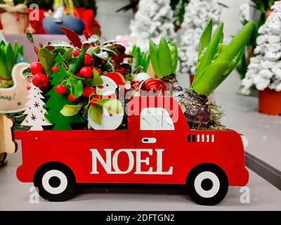 Voiture rouge Noël avec composition florale de Noël Banque D'Images