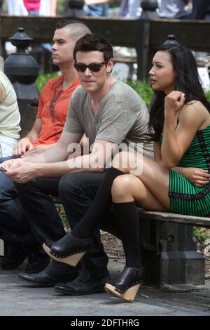 Mark Salling, Cory Monteith et Naya Rivera filmant « Glee » DE FOX à Central Park à New York le 26 avril 2011. Crédit photo : Henry McGee/MediaPunch Banque D'Images