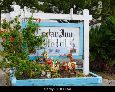 Cedar Inn Motel signe avec Santa décoration de Noël, Cedar Key, Floride, États-Unis. Banque D'Images