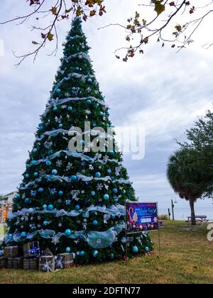 Arbre de Noël dans le parc de la ville sur la côte du golfe, Cedar Key, Floride, États-Unis. Banque D'Images