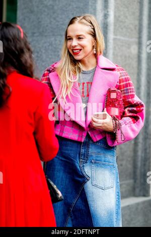 Street style, Chloe King arrivant à Ingorokva printemps été 2019 prêt-à-porter spectacle, tenu à Mercedes Benz Fashion week Tbilissi, Géorgie, le 3 novembre 2018. Photo de Marie-Paola Bertrand-Hillion/ABACAPRESS.COM Banque D'Images