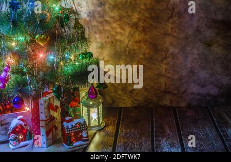 Arbre de Noël décoré dans le salon sur un parquet Banque D'Images