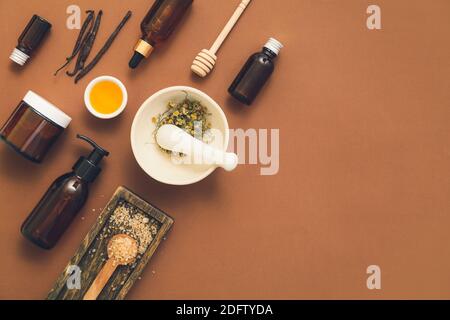 Composition de bouteilles cosmétiques avec du miel et des herbes sur la couleur arrière-plan Banque D'Images