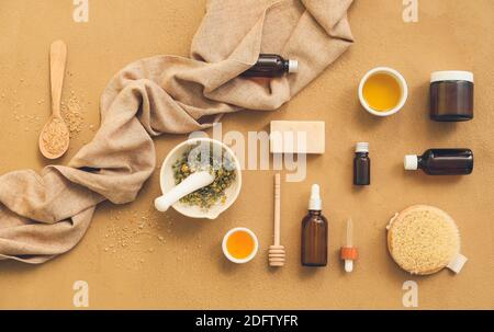 Composition des bouteilles avec cosmétiques naturels et fournitures de bain couleur de fond Banque D'Images