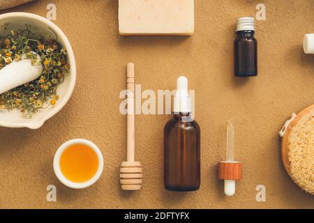 Composition des bouteilles avec cosmétiques naturels et fournitures de bain couleur de fond Banque D'Images