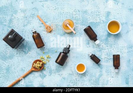 Composition de bouteilles avec cosmétiques naturels sur fond de couleur Banque D'Images