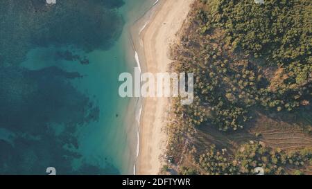 En haut du paysage tropical sur l'antenne de plage de sable. Personne nature paysage de forêt tropicale verte à la côte de l'océan sablonneux. Paysage aquatique majestueux de la baie de mer avec des plantes exotiques au bord de la mer Banque D'Images