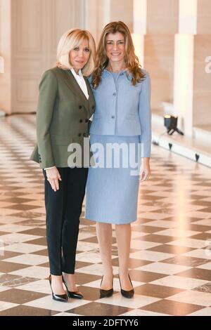 L'épouse de la Présidente française Brigitte Macron accueille l'épouse du Premier ministre espagnol Maria Begona Gomez Fernandez dans le cadre d'une manifestation pour conjoints au Château de Versailles, près de Paris, le 11 novembre 2018, dans le cadre des commémorations du 100e anniversaire de l'armistice du 11 novembre 1918, Mettre fin à la première Guerre mondiale I. photo de Laurent Zabulon/ABACAPRESS.COM Banque D'Images