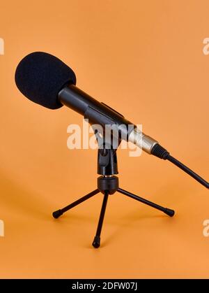 Microphone Dinamic sur un trépied de table avec éponge de protection. Banque D'Images