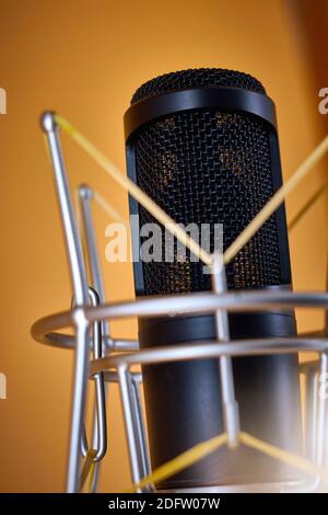 Microphone studio à condensateur pour la communication broadcast, sur une table, gros plan Banque D'Images