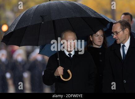 Président russe Vladimir Poutine.le président français Emmanuel Macron et Brigitte Macron, la chancelière allemande Angela Merkel, le président américain Donald Trump, la première dame Melania Trump, le roi marocain Mohammed VI, le président russe Vladimir Poutine, le gouverneur général australien Peter Cosgrove assistent à une cérémonie de commémoration de la Journée de l'armistice, 100 ans après la fin de la première Guerre mondiale à l'Arc de Triomphe. Paris,FRANCE-11/11/2018 photo de Jacques Witt/Pool/ABACAPRESS.COM Banque D'Images