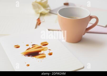 Tasse et café renversé sur la table Banque D'Images