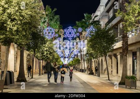 Huelva, Espagne - 5 décembre 2020 : décoration de Noël au centre de la ville de Huelva, Andalousie, Espagne Banque D'Images