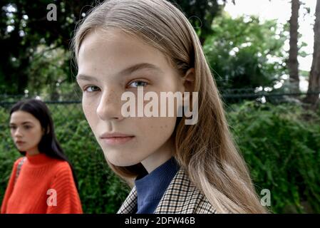 Modèles en coulisses pendant la collection John Galliano Printemps/été 2019 pendant la semaine de la mode de Paris le 2 octobre 2018 à Paris, France. Photo de Gil-Gonzalez/ABACAPRESS.COM Banque D'Images