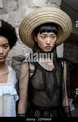 Modèles en coulisses pendant la collection John Galliano Printemps/été 2019 pendant la semaine de la mode de Paris le 2 octobre 2018 à Paris, France. Photo de Gil-Gonzalez/ABACAPRESS.COM Banque D'Images