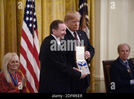 LE président AMÉRICAIN Donald Trump décerne la Médaille présidentielle de la liberté au chanteur Elvis Presley, président et chef de la direction d'Elvis Presley Enterprises Jack Soden acceptant, à la Maison Blanche à Washington, DC, le 16 novembre 2018. - la Médaille est la plus haute récompense civile des États-Unis. Photo par Olivier Douliery/ABACAPRESS.COM Banque D'Images