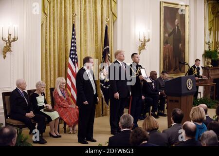 LE président AMÉRICAIN Donald Trump décerne la Médaille présidentielle de la liberté au chanteur Elvis Presley, président et chef de la direction d'Elvis Presley Enterprises Jack Soden acceptant, à la Maison Blanche à Washington, DC, le 16 novembre 2018. - la Médaille est la plus haute récompense civile des États-Unis. Photo par Olivier Douliery/ABACAPRESS.COM Banque D'Images