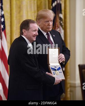 LE président AMÉRICAIN Donald Trump décerne la Médaille présidentielle de la liberté au chanteur Elvis Presley, président et chef de la direction d'Elvis Presley Enterprises Jack Soden acceptant, à la Maison Blanche à Washington, DC, le 16 novembre 2018. - la Médaille est la plus haute récompense civile des États-Unis. Photo par Olivier Douliery/ABACAPRESS.COM Banque D'Images