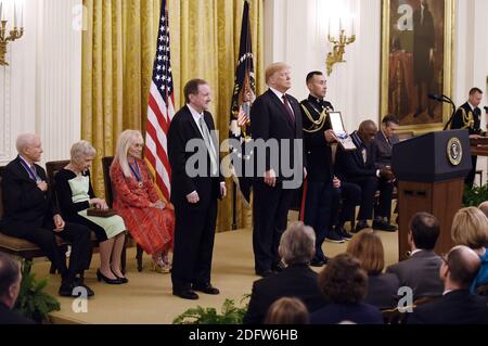 LE président AMÉRICAIN Donald Trump décerne la Médaille présidentielle de la liberté au chanteur Elvis Presley, président et chef de la direction d'Elvis Presley Enterprises Jack Soden acceptant, à la Maison Blanche à Washington, DC, le 16 novembre 2018. - la Médaille est la plus haute récompense civile des États-Unis. Photo par Olivier Douliery/ABACAPRESS.COM Banque D'Images