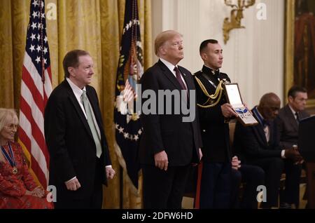 LE président AMÉRICAIN Donald Trump décerne la Médaille présidentielle de la liberté au chanteur Elvis Presley, président et chef de la direction d'Elvis Presley Enterprises Jack Soden acceptant, à la Maison Blanche à Washington, DC, le 16 novembre 2018. - la Médaille est la plus haute récompense civile des États-Unis. Photo par Olivier Douliery/ABACAPRESS.COM Banque D'Images