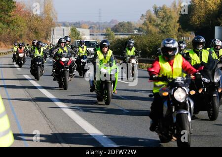 Les participants du mouvement 'Yellow Vests', lors d'une opération de va-lent sur le périphérique de Bordeaux.le 17 novembre 2018 à Bordeaux, France. Photo de Thibaud MORITZ ABACAPRESS.COM Banque D'Images